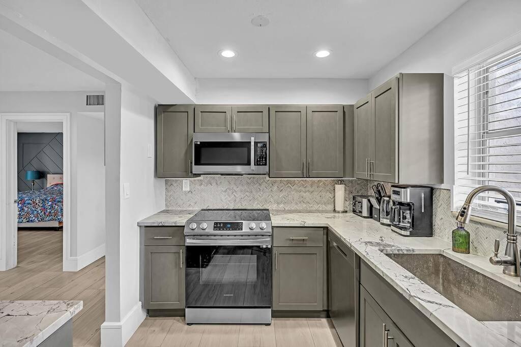 One Bedroom Steps Away From The Beach! Sunny Isles Beach Exterior foto